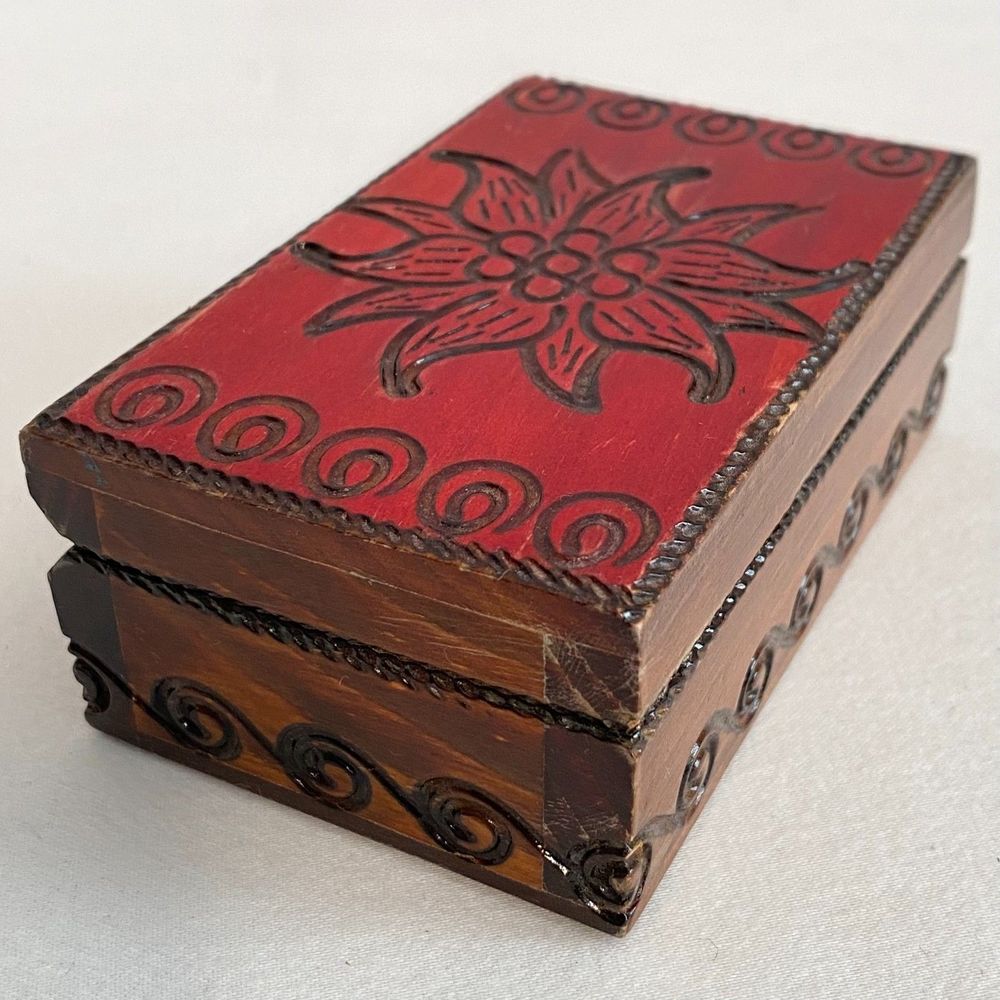 💎Wooden Engraved Trinket Box Red Top Chestnut Brown Sides Hinge Top